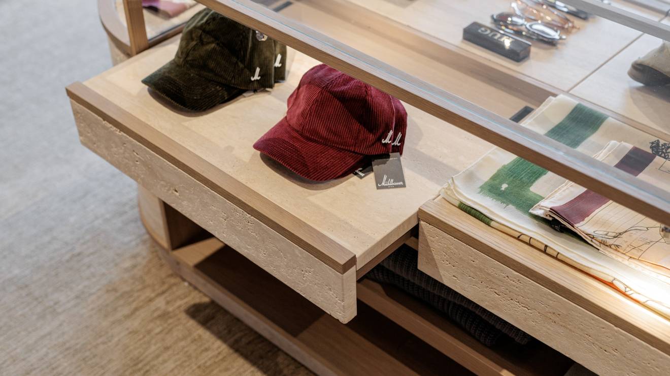 ####Stilvoll präsentieren die Naturstein-Ausführungen hochwertige Mode, innovative Sportbekleidung und handgefertigte Einzelstücke. Nicht nur Letztere sind handgefertigt: Die Verkaufsvitrinen und Kleiderständerböden aus Travertin Romano Classico sind das Resultat von präziser Handarbeit. Die Vitrinen, bestehend aus 14 Naturstein-Einzelteilen, überzeugen mit offenporigen Oberflächen, die ihnen eine natürliche und zugleich elegante Ausstrahlung verleihen. Die ausziehbaren Auslagen setzen die Artikel perfekt in Szene und vereinen Material, Form und Funktion.