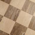####Im WC-Bereich des Concept Stores wurde wiederum die Diagonalverlegung von den WCs im Untergeschoss übernommen. Anders dazu wurde hier jedoch auf die beige- und braunfarbenen Travertine Romano Classico und Titanium gesetzt. In handwerklicher Präzision verlegt, ergibt sich somit ein Muster, das Wärme, Natürlichkeit und Wohlbefinden ausstrahlt. Die, in beigem Travertin gehaltene Rückwand, als auch der Waschtisch runden das Gesamtkonzept perfekt ab. Durch die metallische Badezimmerausstattung entsteht ein Kontrast, der sich perfekt in die Farbgebung des Raumes integriert.