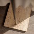 ####Stilvoll präsentieren die Naturstein-Ausführungen hochwertige Mode, innovative Sportbekleidung und handgefertigte Einzelstücke. Nicht nur Letztere sind handgefertigt: Die Verkaufsvitrinen und Kleiderständerböden aus Travertin Romano Classico sind das Resultat von präziser Handarbeit. Die Vitrinen, bestehend aus 14 Naturstein-Einzelteilen, überzeugen mit offenporigen Oberflächen, die ihnen eine natürliche und zugleich elegante Ausstrahlung verleihen. Die ausziehbaren Auslagen setzen die Artikel perfekt in Szene und vereinen Material, Form und Funktion.