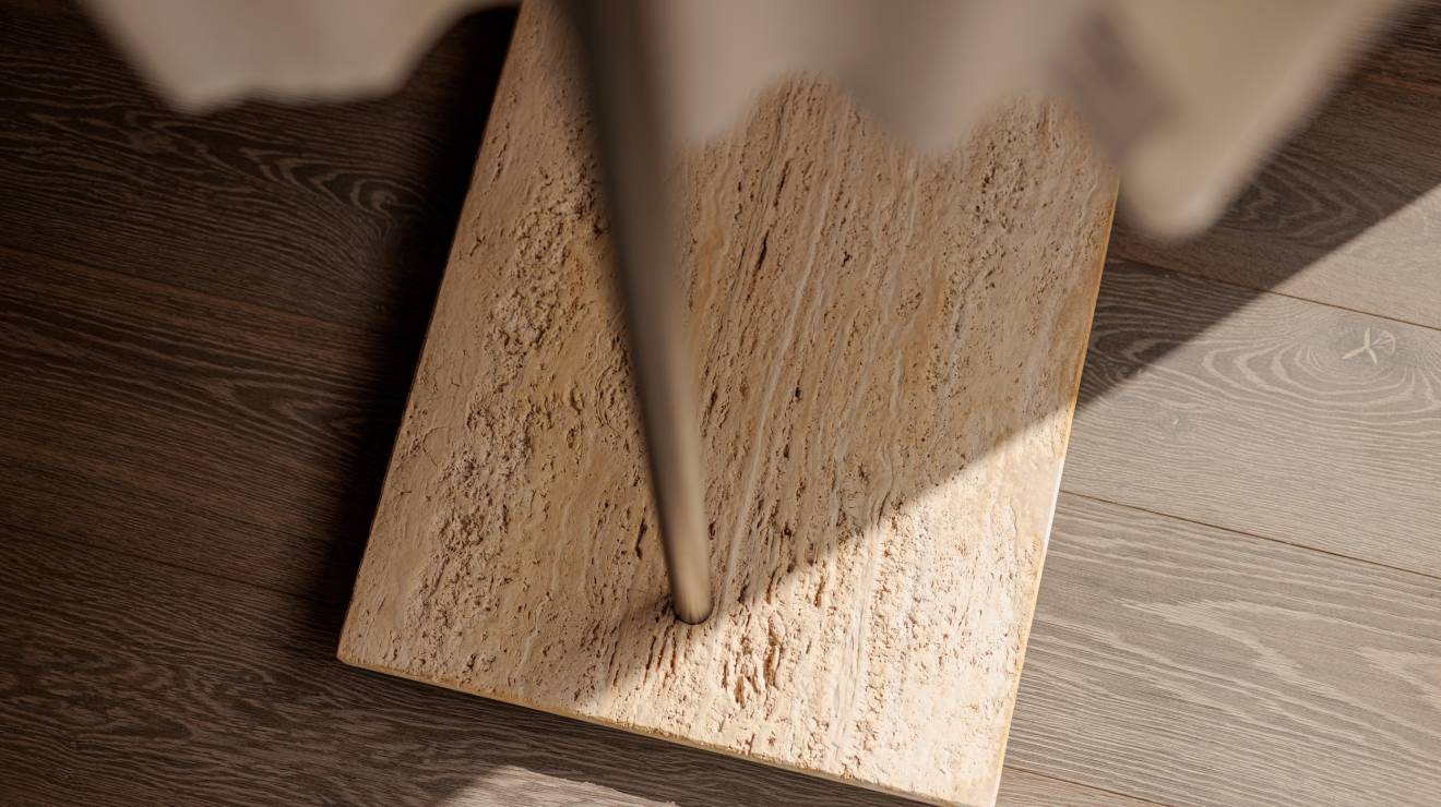 ####Stilvoll präsentieren die Naturstein-Ausführungen hochwertige Mode, innovative Sportbekleidung und handgefertigte Einzelstücke. Nicht nur Letztere sind handgefertigt: Die Verkaufsvitrinen und Kleiderständerböden aus Travertin Romano Classico sind das Resultat von präziser Handarbeit. Die Vitrinen, bestehend aus 14 Naturstein-Einzelteilen, überzeugen mit offenporigen Oberflächen, die ihnen eine natürliche und zugleich elegante Ausstrahlung verleihen. Die ausziehbaren Auslagen setzen die Artikel perfekt in Szene und vereinen Material, Form und Funktion.